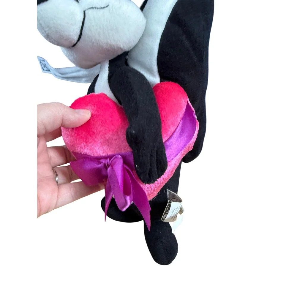 Pepe Le Pew Looney Tunes plush holding heart Classic stuffed animal collectible‎